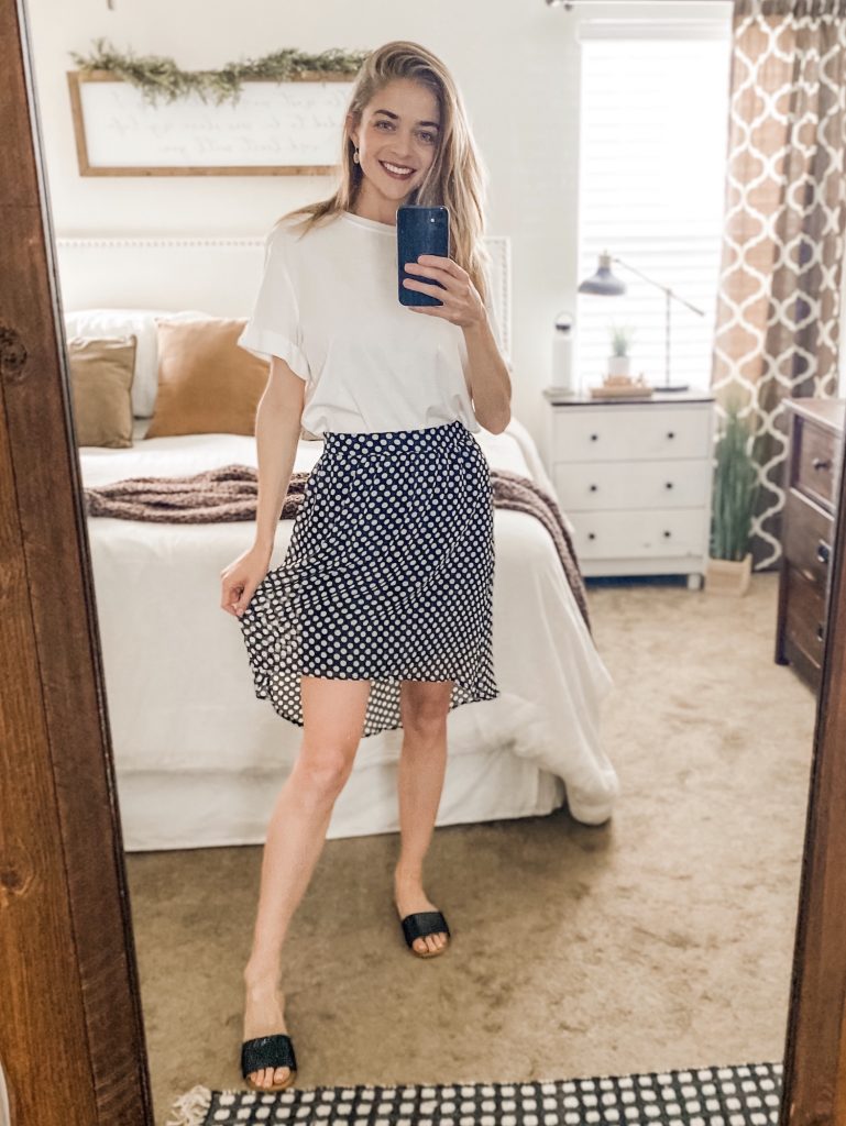 girl wearing white tee tucked in black skirt what to wear with a white tee